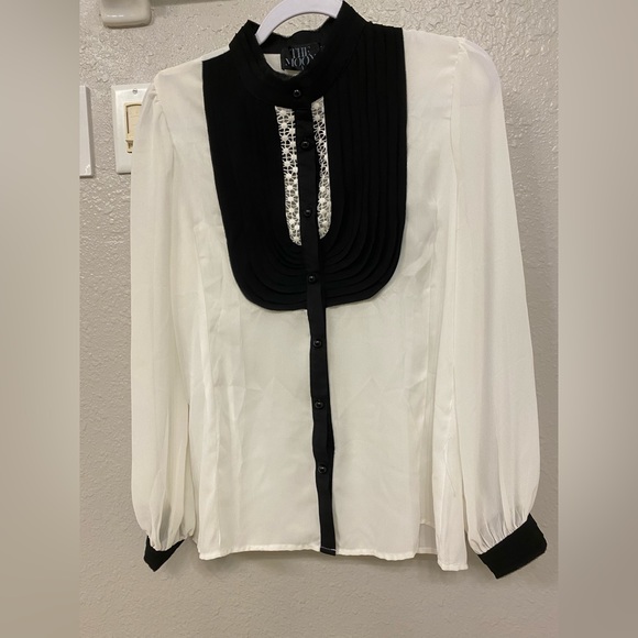 Elegant black and white blouse with embroidered front. New with ticket. - Picture 1 of 5